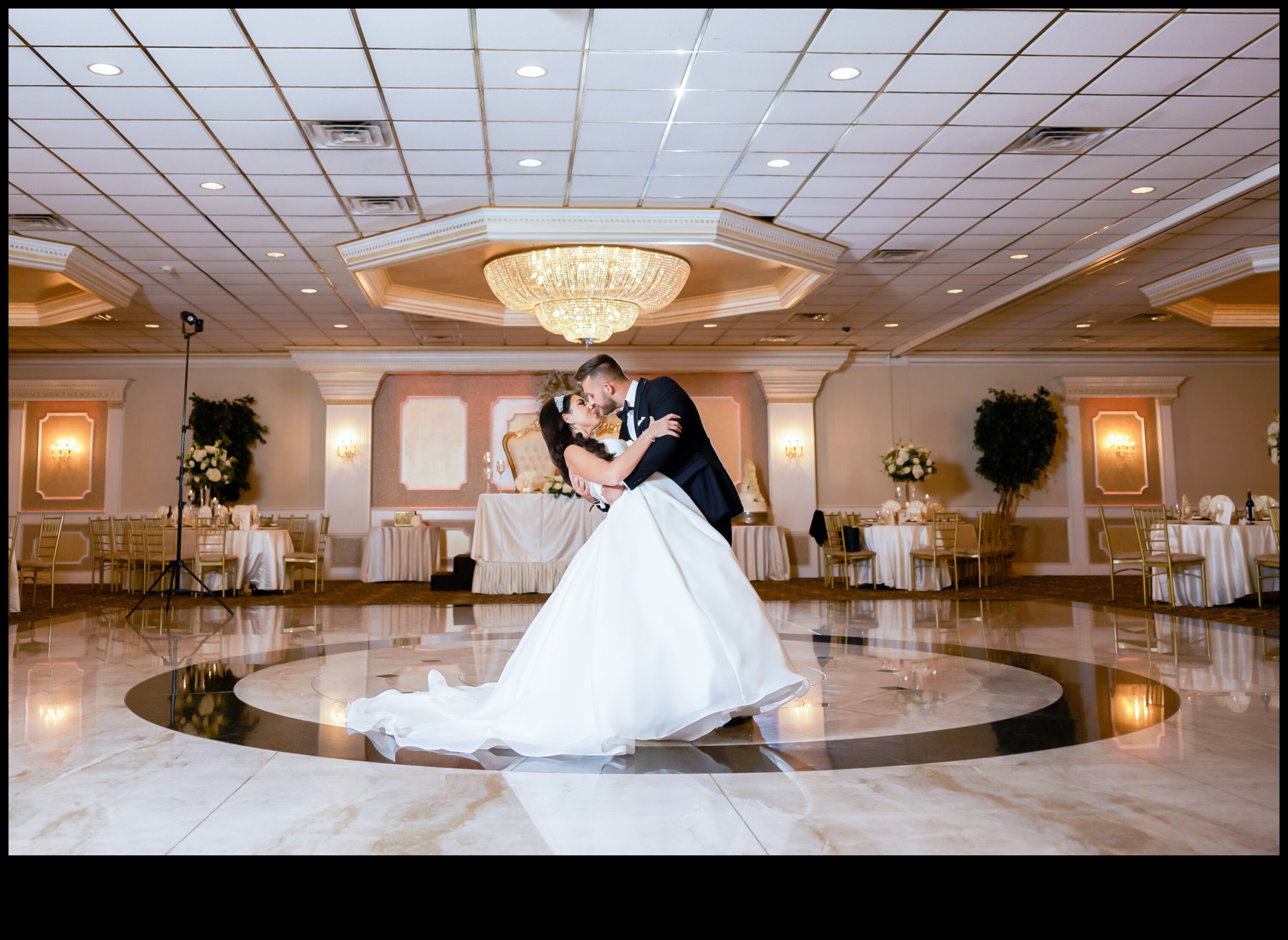 Apburoša elegance: līgavas tērps, kas piemērots karalienei