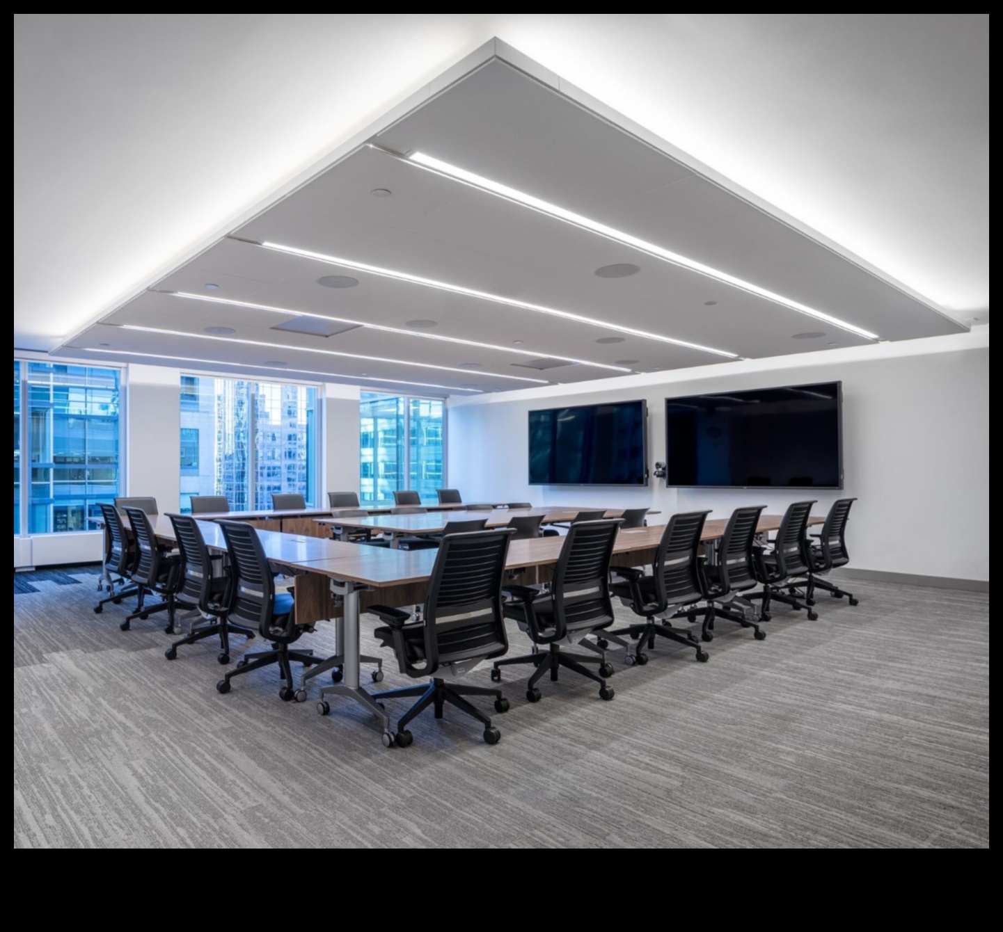 Apgaismojuma spilgtums: viedās spuldzes un apgaismojuma elektronika biroja telpām