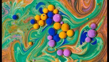 Ētiskā harmonija: mākslinieciskās brīvības un sociālās ietekmes līdzsvarošana dizainā