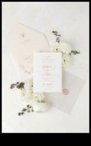 Mīlestības prelūdija: izveidojiet savus sapņu ielūgumus